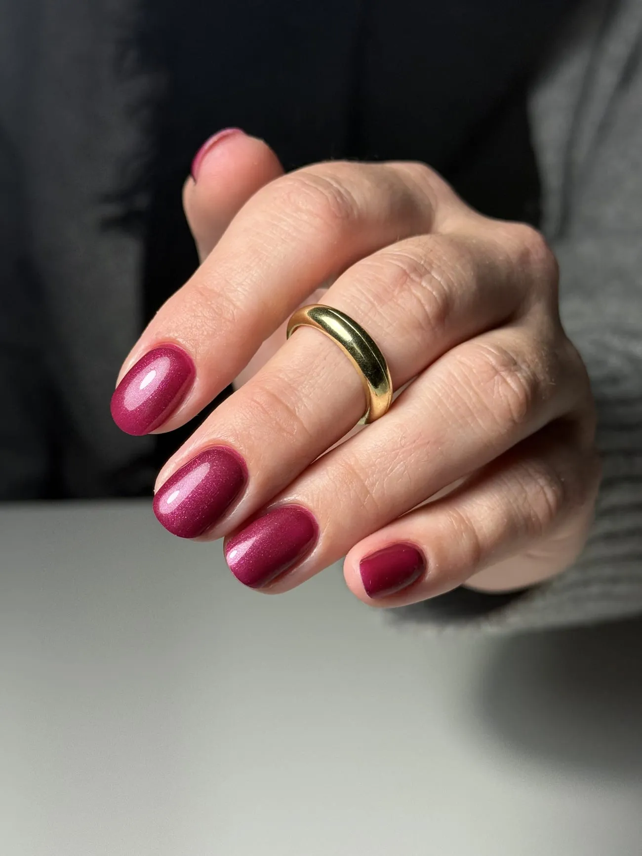 Pose gel framboise profond signée Fée des Ongles
